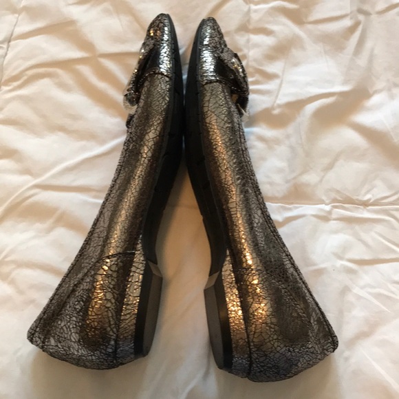 BCBG silver buckle flat. Never worn. - Picture 4 of 4